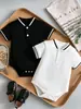 Roupas Infantis Populares para Comércio Exterior: Conjunto de Quatro Peças para Meninos: Camiseta Branca com Gola, Gravata Borboleta, Shorts Azul Escuro e Suspensórios