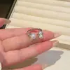 Anillo Abierto de Flor de Perla Incrustada con Circonita Estilo Francés, Sencillo y Moderno, Estilo Lujo Ligero, Anillo para Dedo Índice con un Diseño Único, Accesorio de Mano de Nicho