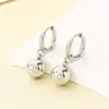 Versátiles aretes de cuentas doradas con un toque de alta gama, aretes unisex de acero inoxidable con bolitas redondas pequeñas, estilo simple y único europeo y americano