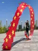 Danza del Dragón Deportiva de Fitness Cuadrada con Cintas de Colores Estrella de Cinco Puntas Seda de Colores Marco de Acero Hueco Integrado Cabeza de Dragón Hombres y Mujeres de Mediana Edad y Mayores Danza del Dragón