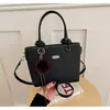 Bolsa de mão simples retrô transfronteiriça bolsa pequena feminina nova estilosa design de nicho bolsa de balde versátil bolsa de ombro único transversal