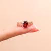 [Estilo romano] Anillo de imitación de granate natural, estilo retro, con patrón hueco y incrustaciones de diamantes, abierto, para mujer.