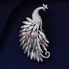 Broche de Pavão Colorido Degradê Novo de Alta Qualidade 2026, Alfinete de Casaco Estilo Luxo Leve, Acessório de Terno Anti-Exposição