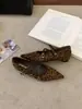 []Coleção Outono 2026: Sapatos Femininos de Camurça com Salto Escondido, Fivela com Tiras Cruzadas e Estampa de Leopardo