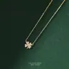 Collar de Trébol de Cuatro Hojas Incrustado de Diamantes para Mujer, Lujo Ligero y Diseño de Alta Gama, Cadena Clavicular de Circonita Estilo Bosque de Nicho, Accesorio de Cuello Versátil al por Mayor