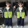 Chaqueta fina con capucha para niño de primavera y otoño 2026 nueva elegante cortavientos infantil casual versátil top moderno