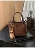 Bolso de hombro versátil, bolso de mano de alta gama de moda, bolso cubo de gamuza de nicho para el día a día, bolso cruzado de otoño e invierno