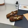 Sapatos Mary Jane planos de camurça vintage estilo francês para mulheres, novo modelo outono 2026, corte baixo, bico em formato de manga, estampa de leopardo, sapatos baixos confortáveis