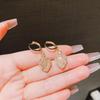 Nuevo diseño de aretes de ópalo de bolsa de la suerte, personalidad, aretes de billetera, lujo ligero, versátiles, nicho, único, hebilla para la oreja