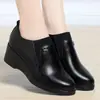 Zapatos de cuero de tacón grueso estilo británico para madres, nuevo modelo otoño 2026, cuero suave, cómodos, antideslizantes, resistentes al desgaste, zapatos de corte bajo para mujeres de mediana edad y mayores