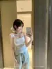 Conjunto de Verão 2025 Novo para Mulheres: Camisola Floral Inspirada em Design com Listras Finas, Jaqueta de Manga Longa com Capuz e Proteção Solar