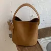Bolso pequeño súper popular para mujer, nuevo modelo de verano 2026, bolso tipo cubo de hombro y cruzado de alta gama para el día a día
