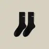 Calcetines de Moda Europeos y Americanos de Media Pantorrilla Calcetines Casuales Desodorantes Absorbentes de Sudor con Letras Calcetines Deportivos de Baloncesto para Niños Calcetines Negros y Blancos