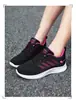 Tênis feminino de malha, coleção primavera/verão, sapatos casuais baixos estilo Pequim, tênis de malha respirável, tênis de corrida com sola macia para estudantes, atacado