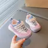 Sapatos de Caminhada para Bebê 2026 Novo Modelo para Meninas, Sapatos Casuais Versáteis, Tênis para Meninos, Sola Macia, Antiderrapante, Tênis Esportivos Respiráveis
