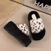 Zapatillas de casa esponjosas de moda para mujer, adecuadas para usar al aire libre en otoño e invierno, zapatillas de pelo con suela gruesa, nuevo modelo 2026