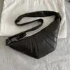 Aquí Viene el Bolso Croissant Wangle, el Bolso Más Clásico con Delicada Textura de Piel de Oveja para Mujer