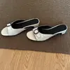 Primeiro Encontro com as Sandálias Slip-On Estilo Francês para Mulheres, Novo Modelo de Verão com Salto Grosso, Sandálias Versáteis e Bonitas Que Não Cansam Seus Pés