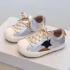 Tênis infantis com biqueira de concha, novos sapatos casuais femininos estilo coreano para o outono de 2026, com sola macia e estampa de estrelas para crianças maiores, modernos