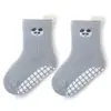 Calcetines de piso para bebé de dibujos animados antideslizantes con agarres elevados, Clase A, de caña media, calcetines lindos de interior para niños, calcetines para niños pequeños al por mayor
