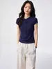 Camiseta Henley de Manga Curta com Gola Henley em Tencel Lyocell Feminina Verão Novo Estilo Design Elegante Botão Emagrecedor Top Versátil