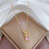[Acero titanio] Collar de conejo rosa de lujo ligero lleno de circonio con oro real para mujer, cadena de clavícula roja cibernética, accesorios.