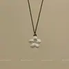 Collar Colgante de Flor Plateada Cepillada Estilo Nuevo Coreano Moda Nicho Dulce Versátil Cadena Larga para Suéter para Mujer