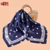Lenço Quadrado Rítmico de Bolinhas Pretas e Brancas 70 Chiffon de Cetim Seda Artificial Alta Qualidade Lenço Fino de Primavera e Verão Lenço de Cabeça Versátil Venda por Atacado