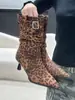 Fivela de Cinto de Couro Apontada Botas Stiletto Curtas para Mulheres Outono e Inverno 2025 Botas de Pelúcia Camurça Salto Alto Botas Curtas Estampa de Leopardo