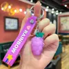 Nuevo accesorio de llavero de uva 3D de simulación, lindo adorno pequeño con forma de fruta de dibujos animados para colgar en la mochila de estudiante