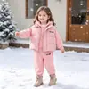 Conjunto de Otoño-Invierno para Niña 2026 Nuevo Estilo Chaleco Cálido Casual para Bebé Conjunto de Tres Piezas de Forro Polar de Manga Larga para Niños Tendencia al por Mayor