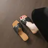 Chinelos de Salto Anabela com Solado Grosso e Macio para Mulheres, Novo Estilo de Verão para Férias na Praia, Combinando com Saias, Sandálias de Bico Quadrado, Chinelos para Mulheres