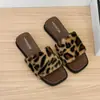 Chinelos de pelúcia fofos e estilosos, estilo coreano, para o verão, estilo preguiçoso, para mulheres, adequados para uso externo, com design de bico quadrado 2026