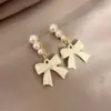 Pendientes de Perla con Lazo Blanco Leche Suave Pendientes de Diseño Elegante Accesibles de Lujo Francés Pendientes Dulces Versátiles para Mujer