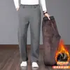 Calças retas, grossas e com forro de fleece para homens, estilo outono e inverno, para homens de meia-idade e idosos, adequadas para pais, uso no inverno, business casual e calças de lazer quentes.