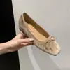 Bailarinas de terciopelo estilo nuevo con tacón oculto, punta fina, suela suave versátil, colección de otoño, 2026, adecuadas para el trabajo, estilo francés, tacón de 4 cm