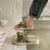 Novas Chinelos Femininos de Verão 2026 Estilo Ins Moderno com Laço, Sola Grossa, Confortáveis, Estilo Fada, Duas Formas, para Uso Externo, para Combinar com Vestidos