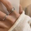 Anillo de pigmento plateado con circonitas abiertas, diseño de nicho femenino, anillo de pareja de estilo frío, anillo de dedo índice personalizado de moda.
