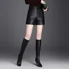 Pantalones cortos de piel sintética, nueva colección de otoño 2026, pantalones de pierna ancha holgados de moda estilo coreano de cintura alta adelgazantes para mujer, ropa exterior elegante, perfectos con botas