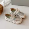 Sapatos de Couro para Meninas 2026 Novo Estilo Estilo Princesa Sola Macia Sapatos de Um Só Solado Combinação de Primavera Saia Mocassins Prateados Sapatos Infantis