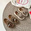 Zapatos Pequeños de Cuero con Estampado de Leopardo para Niñas Otoño 2025 Zapatos de Una Sola Pieza Nuevos Zapatos Casuales para Niños Zapatos Retro de Suela Blanda Birken Bean