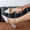 Zapatos de tacón alto de moda para mujer con remaches, tacones gruesos, zapatos de salón elegantes, nuevos zapatos pequeños de cuero versátiles para primavera 2026 que no cansan los pies