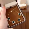 Pulsera Exquisita, Lujo Ligero, Gama Alta, Moderna, Sencilla, Flor de Cuatro Hojas con Circonitas Microincrustadas, Diseño de Nicho, Joyería de Mano Personalizada para Mujeres
