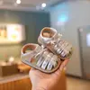 Sandálias para bebê menina estilo verão 2025 calçados para caminhar de bebê e criança pequena sola macia antiderrapante para criança pequena calçados respiráveis sapatos de princesa