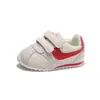 Zapatillas de entrenamiento alemanas de moda para niños 2026 primavera y otoño nueva versión coreana versátiles de retazos suela blanda para deportes al aire libre para niñas y niños