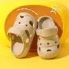 Chinelos de Verão Infantis com Desenhos para Meninos e Meninas, Sola Macia Antiderrapante para Interior e Exterior, Tamancos Fechados com Olhos Grandes para Bebês