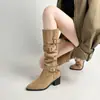 Botas apiladas Melard, botas largas para mujeres petite, punta fina, botas de jinete adelgazantes con aumento interno de altura