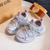 Tênis Casuais Respiráveis de Malha para Meninas 2026 Primavera/Outono Novos Sapatos Confortáveis de Solado Macio para Crianças Tênis Esportivos para Corrida Tendência