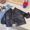 Chaqueta de cuero de motocicleta holgada y elegante para niños y niñas, colección otoño e invierno 2026, engrosada y forrada de vellón, chaqueta de cuero de moda para bebés