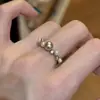 Anillo Delgado Hueco con Diseño de Nicho Simple Apilable para Mujer 2026 Nueva Moda Sensación de Alta Gama Banda para Dedo Índice